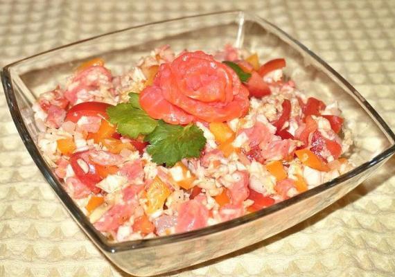 Салат со слабосоленой форелью, помидорами и гренками