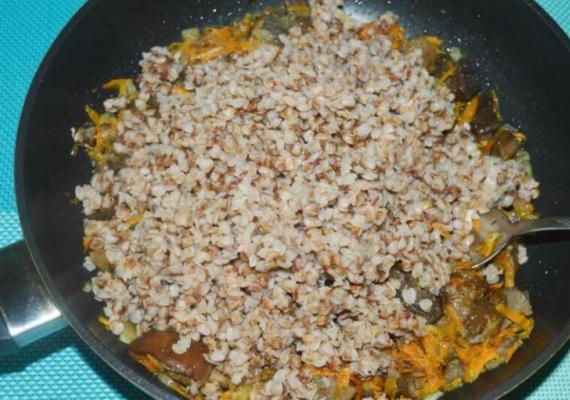Отличный блюдо на завтрак - гречка с грибами и луком и морковью